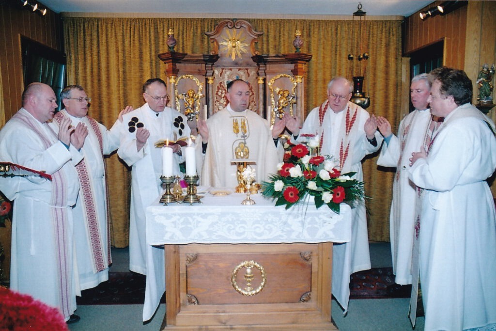 Bischof Aleksander Kaszkiewicz (m.) 2004 bei der Eucharistiefeier in der Gründungskapelle der Communio in Mechernich, links und rechts flankiert von Spiritual Pfarrer Hermann Walch und Generalsuperior Karl-Heinz Haus. Foto: Edo Dijkstra/pp/Agentur ProfiPress