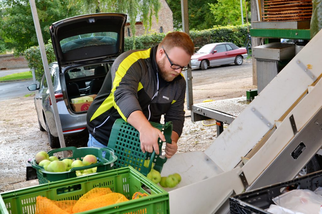 Von zwei Apfelbäumen im eigenen Garten gewinnt Ingo Saupe jedes Jahr rund 150 Kilo Obst, die er an der mobilen Presse zu Saft verarbeiten lässt. Foto: Cedric Arndt/RRG/pp/Agentur ProfiPress