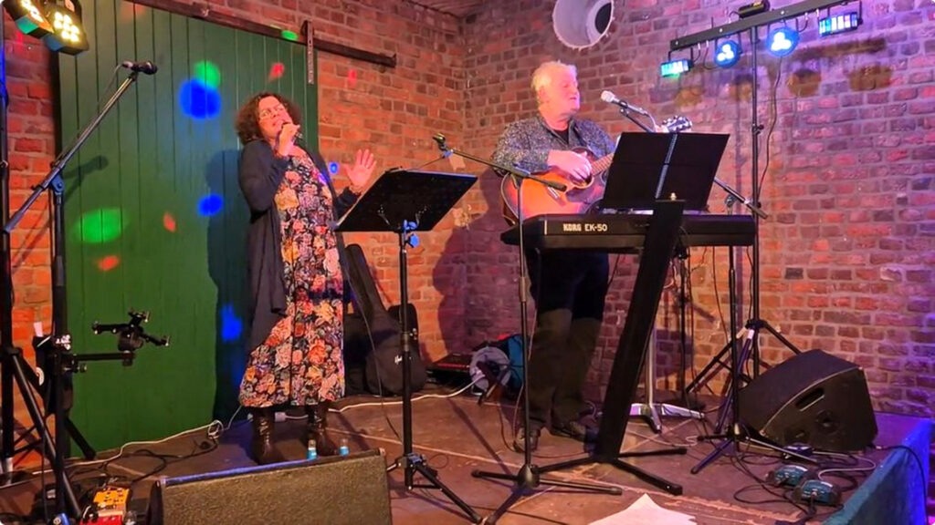 „Eine farbenfrohe Mischung aus Oldies, stimmungsvollen Balladen und Pop-Klassikern der 90er bis in die Neuzeit im eigenen Stil“ spielen „Thres und Jürgen“, hier bei einem vorherigen Benefizkonzert. Archivbild: pp/Agentur ProfiPress