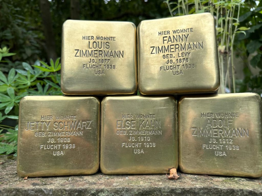 Vor dem ehemaligen Wohnhaus der Familie Zimmermann an der Bahnstraße 53 "stolpern" Passanten demnächst über diese fünf Pflastersteine aus Messing. Foto: Privat, Rainer Schulz/pp/Agentur ProfiPress.