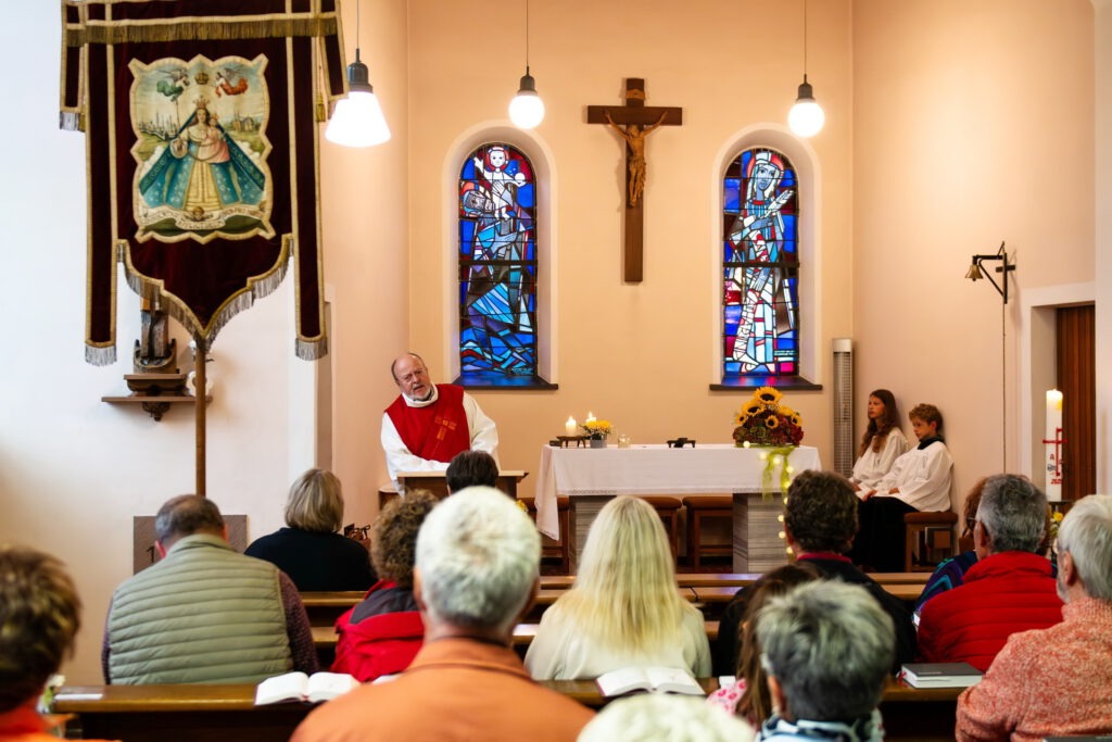 Mit einem Gottesdienst, den das von Wolfgang Leisten musikalisch geleitete Blasorchester „Haste Töne?!“ verschönerte, eröffneten Diakon Manfred Lang und zahlreiche Gottesdiensthelferinnen und Lektoren das Jubiläum des Kapellenvereins St. Katharina, der am 10. September 1955 ins Vereinsregister eingetragen worden war. Foto: Martin Radermacher/pp/Agentur ProfiPress