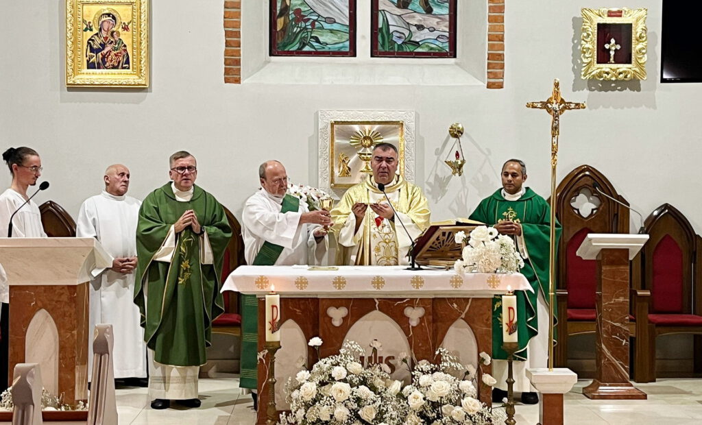 Nach dem Communio-Treffen in Swarozyn am Altar der Pfarrkirche St. Andreas Bobola (v.r.): Communio-Generalsuperior Jaison Thazhathil, Pfarrer Lukasz Katny, Diakon Manfred Lang und Pfarrer Dr. Piotr Malinowski, alle vier Mitglieder des Ordo Communionis in Christo. Foto: Emilia Leszkowska/pp/Agentur ProfiPress