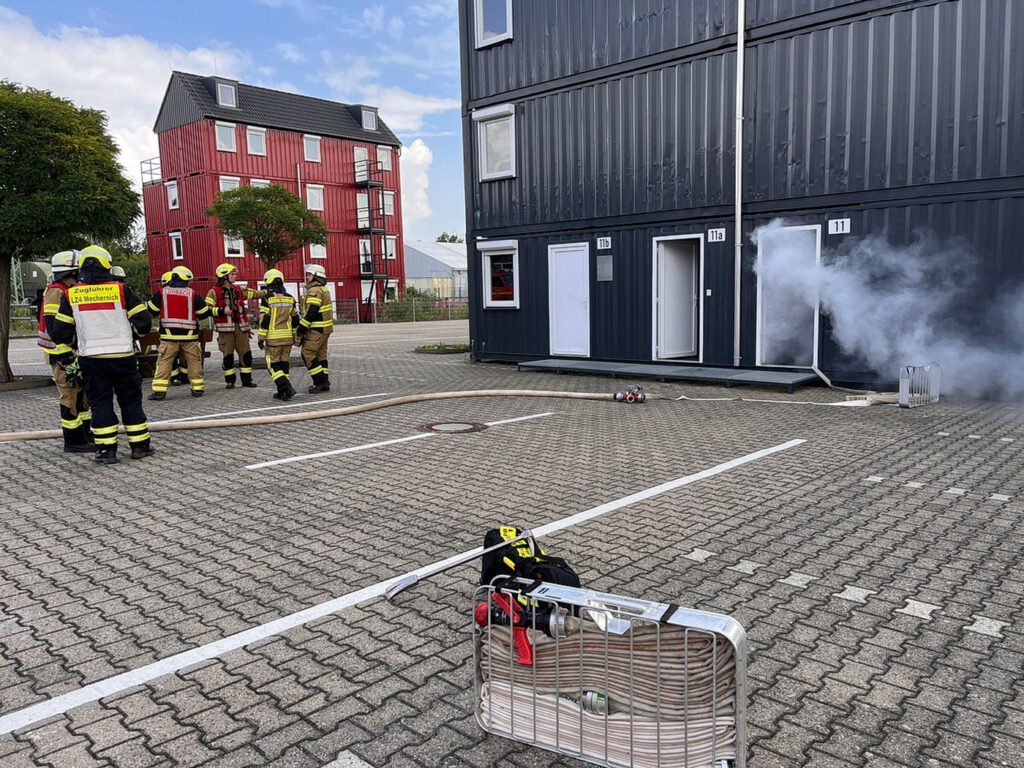 Einen intensiven Trainingstag verbrachte der Löschzug 4 der Freiwilligen Feuerwehr der Stadt Mechernich jetzt auf dem Übungsgelände des Instituts der Feuerwehr (IdF) in Düren-Stockheim. Foto: FF/pp/Agentur ProfiPress