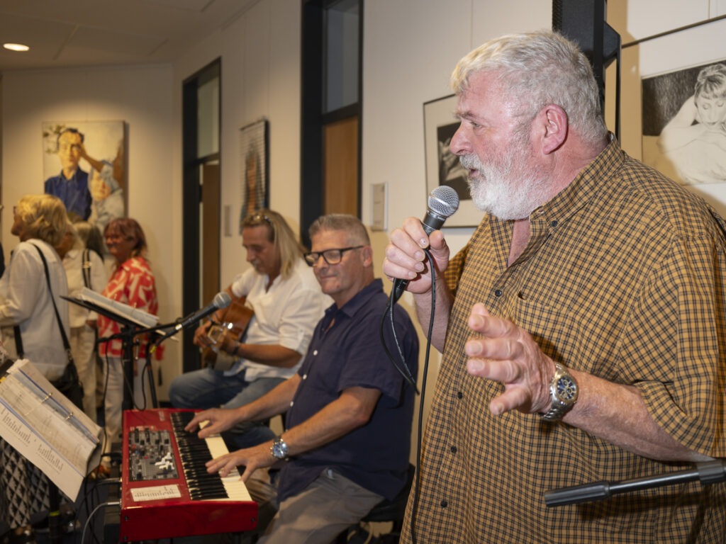 Die „Acoustic Legends“ mit Jojo Joisten, Günter Macherey und Micha Tippach sorgten für die musikalische Untermalung der Vernissage. Foto: Ronald Larmann/pp/Agentur ProfiPress