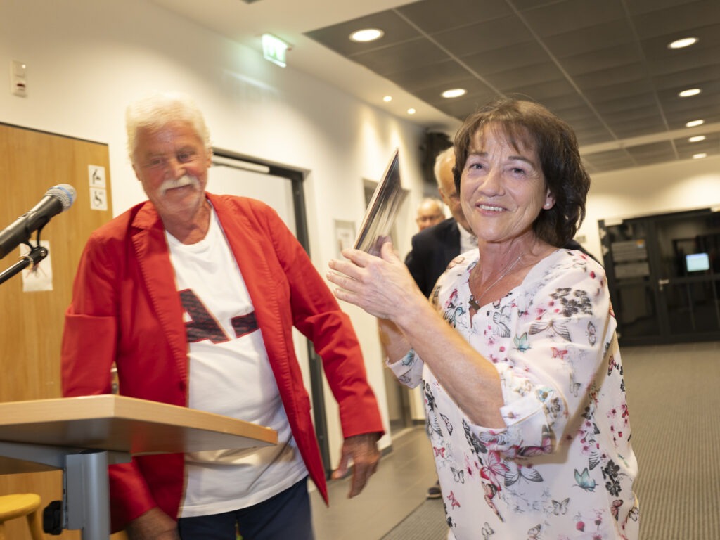 Kurator Franz Kruse bedankte sich insbesondere auch bei Gabi Schumacher, seine Ansprechpartnerin bei der Stadt Mechernich, die ihn 15 Jahre lang beim Projekt „Galerie im Rathaus“ unterstützt hat. Foto: Ronald Larmann/pp/Agentur ProfiPress