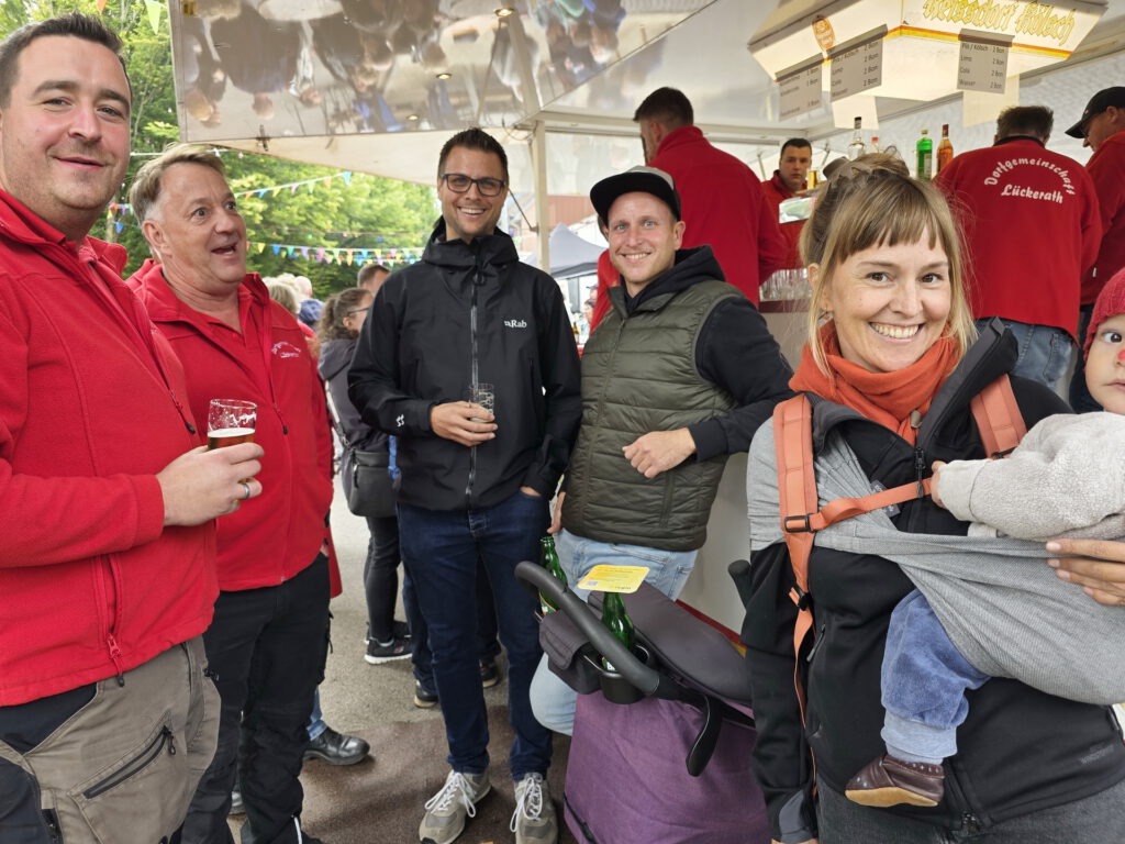 Der designierte Mechernicher Bürgermeister Michael Fingel mischte sich unter die Lückerather Männer an der Bierbude: „Erstaunlich, was ein so kleines Dorf für Hunderte, ja manchmal sogar Tausende Besucher auf die Beine stellt.“ Foto: Manfred Lang/pp/Agentur ProfiPress