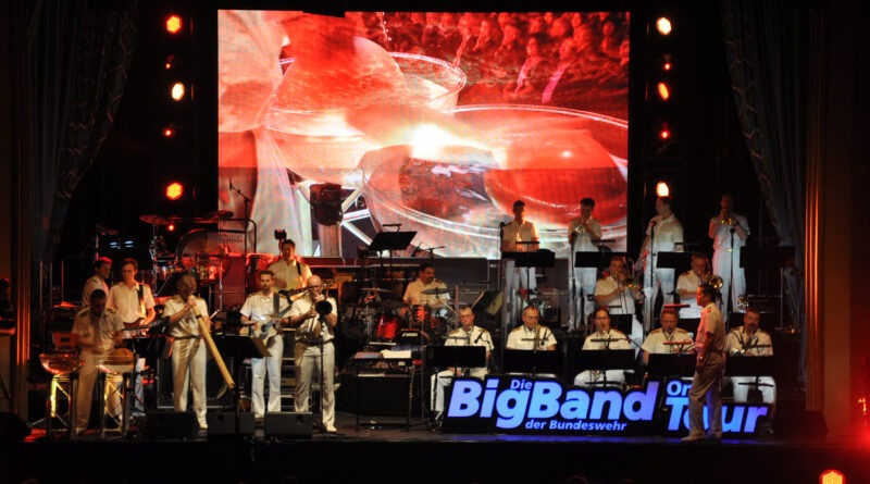 Die Big-Band der Bundeswehr gibt am 17. und 18. Dezember das nunmehr sechste Doppelkonzert zugunsten der Hilfsgruppe Eifel im Kulturkino Vogelsang. Der Kartenvorverkauf beginnt am 1. Oktober. Foto: Reiner Züll/pp/Agentur ProfiPress