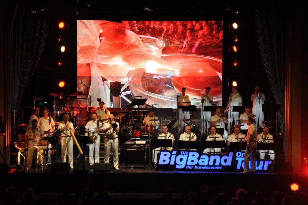 Die Big-Band der Bundeswehr gibt am 17. und 18. Dezember das nunmehr sechste Doppelkonzert zugunsten der Hilfsgruppe Eifel im Kulturkino Vogelsang. Der Kartenvorverkauf beginnt am 1. Oktober. Foto: Reiner Züll/pp/Agentur ProfiPress