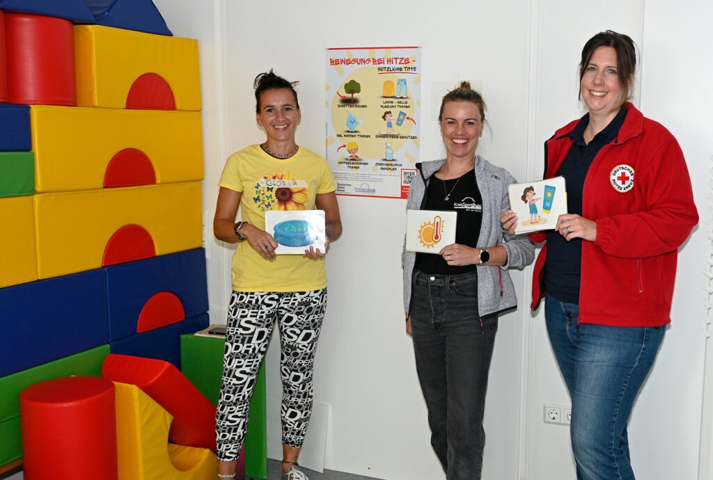 Freuten sich über ihr erfolgreiches Präventionsprojekt „Cool bleiben und Spaß haben – Bewegung bei Hitze“ in der DRK-Kita Schleiden-Oberhausen: (v. l.) Gloria Küpper und Annika Potreck-Stenkamp (KSB) sowie Angelika Eimermacher von der Flutlotsenstelle des DRK-Kreisverbandes Euskirchen. Foto: Henri Grüger/pp/Agentur ProfiPress