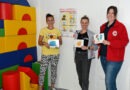 Freuten sich über ihr erfolgreiches Präventionsprojekt „Cool bleiben und Spaß haben – Bewegung bei Hitze“ in der DRK-Kita Schleiden-Oberhausen: (v. l.) Gloria Küpper und Annika Potreck-Stenkamp (KSB) sowie Angelika Eimermacher von der Flutlotsenstelle des DRK-Kreisverbandes Euskirchen. Foto: Henri Grüger/pp/Agentur ProfiPress