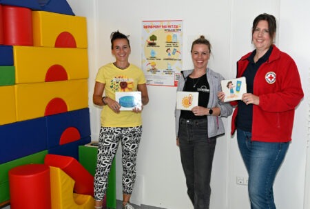 Freuten sich über ihr erfolgreiches Präventionsprojekt „Cool bleiben und Spaß haben – Bewegung bei Hitze“ in der DRK-Kita Schleiden-Oberhausen: (v. l.) Gloria Küpper und Annika Potreck-Stenkamp (KSB) sowie Angelika Eimermacher von der Flutlotsenstelle des DRK-Kreisverbandes Euskirchen. Foto: Henri Grüger/pp/Agentur ProfiPress