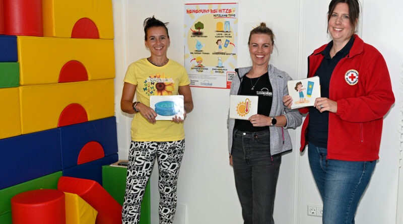 Freuten sich über ihr erfolgreiches Präventionsprojekt „Cool bleiben und Spaß haben – Bewegung bei Hitze“ in der DRK-Kita Schleiden-Oberhausen: (v. l.) Gloria Küpper und Annika Potreck-Stenkamp (KSB) sowie Angelika Eimermacher von der Flutlotsenstelle des DRK-Kreisverbandes Euskirchen. Foto: Henri Grüger/pp/Agentur ProfiPress