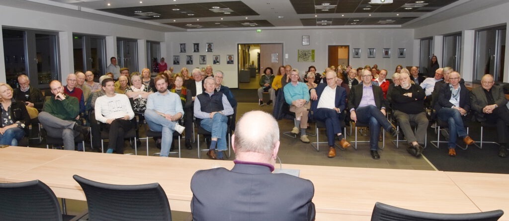 Seinen autobiografischen Erzählband „Bergstraße“, der im Hillesheimer KBV-Verlag erschienen ist, stellte Klaus Vater seinerzeit im Ratssaal vor. Archivfoto: Manfred Lang/pp/Agentur ProfiPress