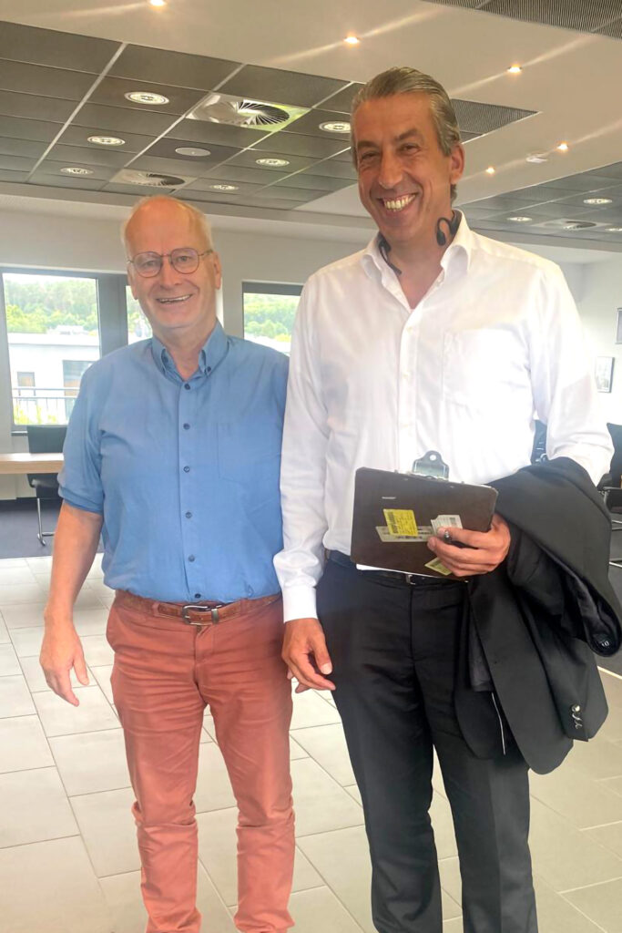 Gute Laune im Mechernicher Ratssaal: Michael Manousakis (r.) stellte dort auf Einladung von Bürgermeister Dr. Hans-Peter Schick den Vertretern der Ratsfraktionen sein Konzept vor. Foto: Stadt Mechernich/pp/Agentur ProfiPress