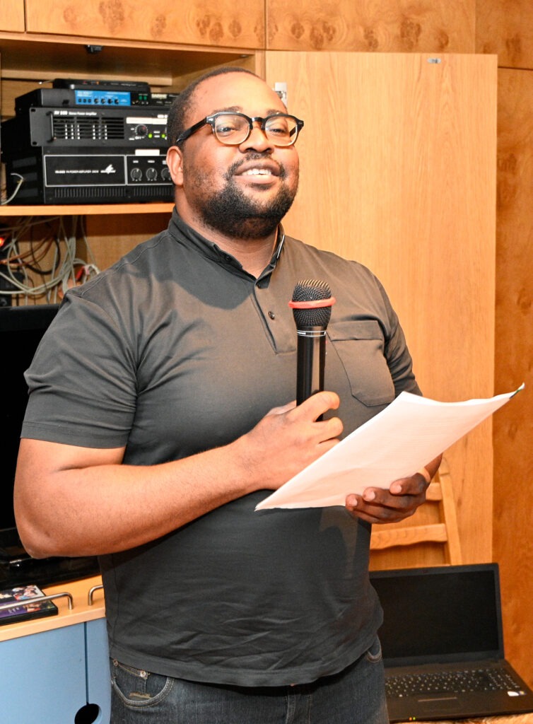 Father Bedemore Ezeagu aus Nigeria erlebte in Mechernich die „beste Zeit seit der Priesterweihe vor vier Jahren“. Foto: Henri Grüger/pp/Agentur ProfiPress