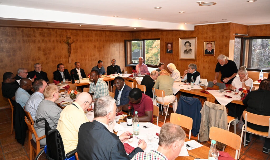 Priester, Schwestern, Seminaristen und Freunde aus verschiedenen Ländern feierten beim jüngsten Communio-Treffen in Mechernich die Liebe und vielfältige Gemeinschaft ihres Ordo. Foto: Henri Grüger/pp/Agentur ProfiPress