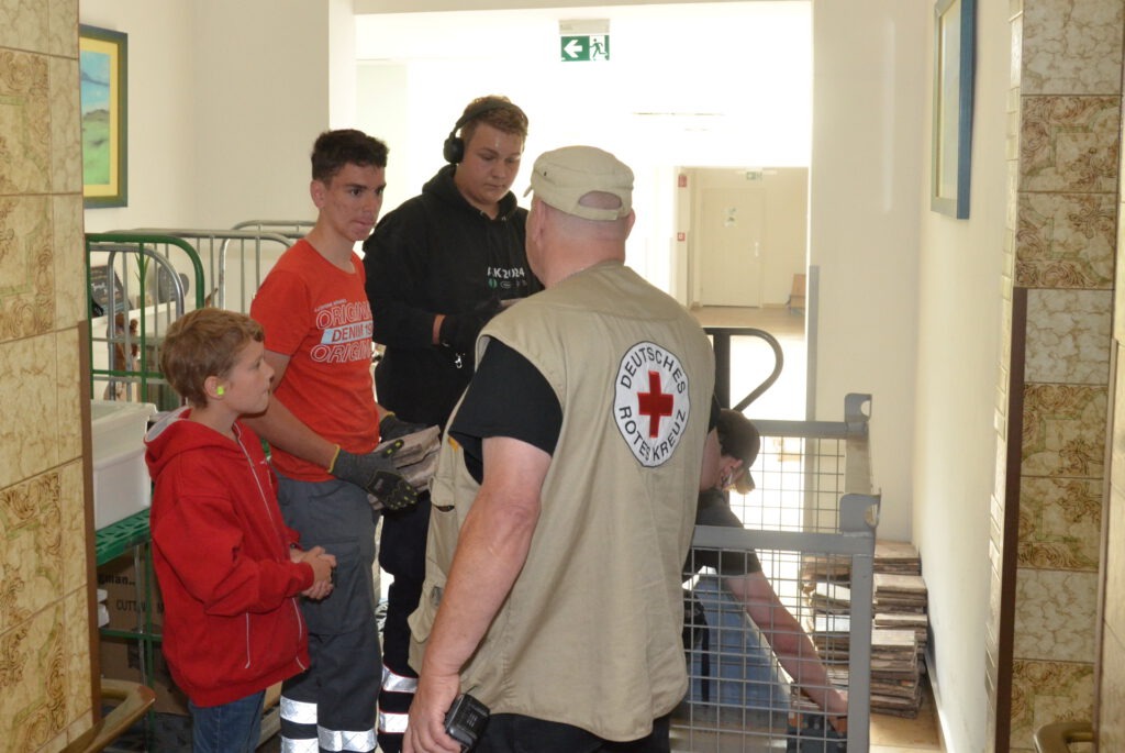 Ein Jugendtrupp des DRK-Ortsverbandes Mechernich half beim Verräumen der Fliesen. Um Teamleiter Sascha Suijkerland versammelten sich Julien, Jan, Simon und Florian. Foto: Jakob Seibel/pp/Agentur ProfiPress