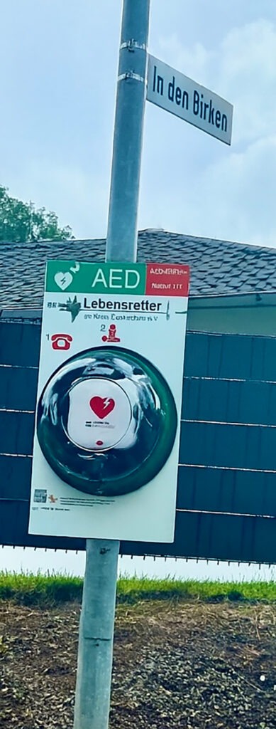 An der Ecke „An den Birken/Im Driesch“ in Neu-Katzvey wurde ein weiterer Defibrillator installiert und in Betrieb genommen, der in Notfällen Leben retten kann. Foto: Nathalie Konias/pp/Agentur ProfiPress