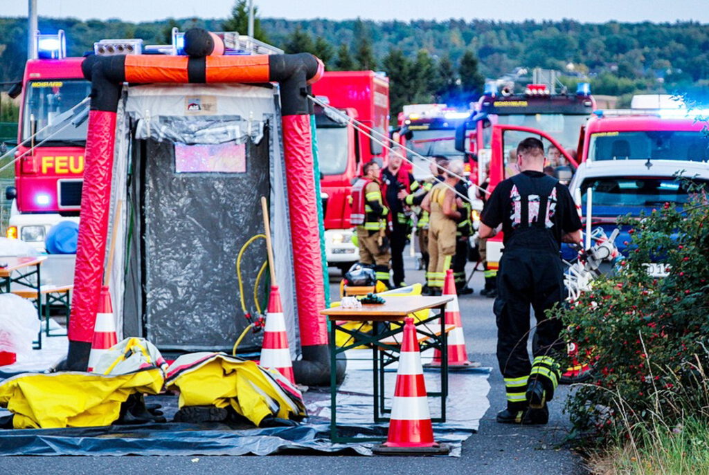 Schleuse zur Dekontamination etwaig mit giftigen Materialien in Berührung gekommener Postmitarbeiter und Einsatzkräfte. Foto: FF/pp/Agentur ProfiPress