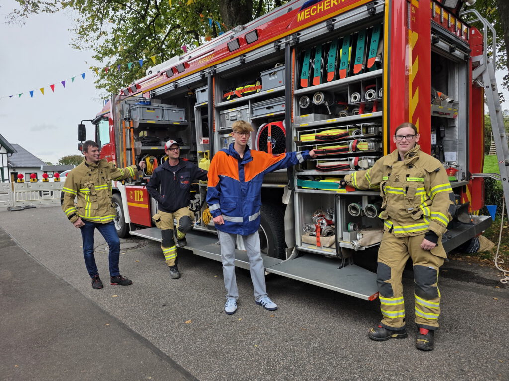 Dutzende nützliche Geräte – von Spezialschläuchen und Strahlrohren bis zu Kabeltrommeln und Werkzeugen – bringt dieses Hilfeleistungslöschgruppenfahrzeug der Freiwilligen Feuerwehr Mechernich, Löschzug Bleibuir, mit in den Einsatz. Zu Demonstrationszwecken war der Wagen am Sonntag auf der Lückerather Kinderkirmes aufgefahren. Foto: Manfred Lang/pp/Agentur ProfiPress