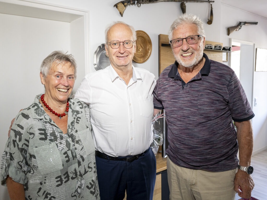 Nimmt das Jubelpaar in den Arm: Bürgermeister Dr. Hans-Peter Schick (M.) gratulierte Hermann und Franziska Nöthen zur Diamantenen Hochzeit. Foto: Ronald Larmann/pp/Agentur ProfiPress