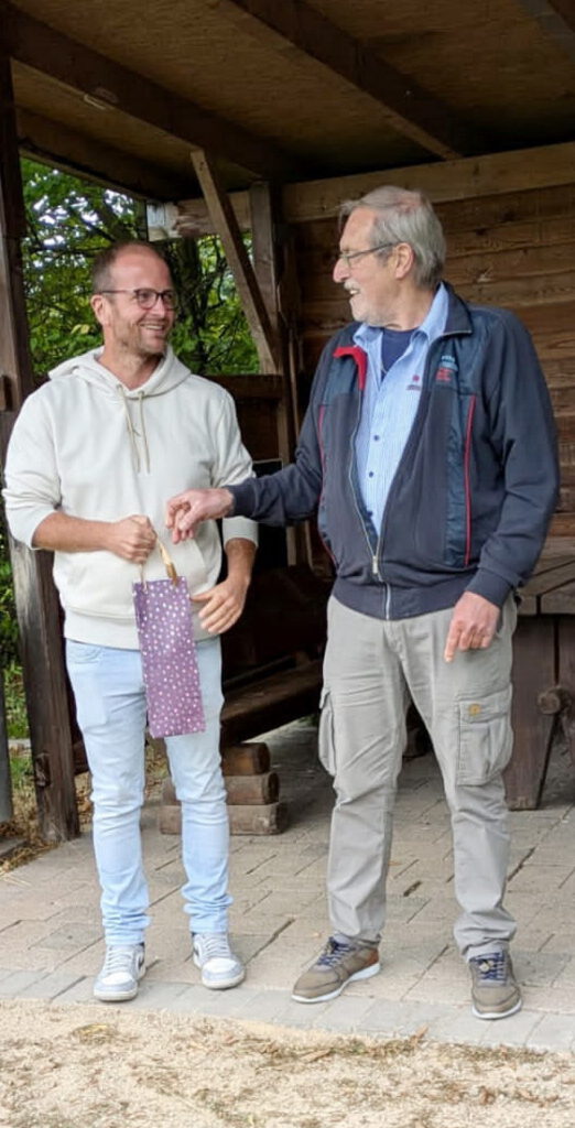 Ortsbürgermeister Emonds ehrte besonders Daniel Schnoor, den Geschäftsführer der traditionsreichen Holzheimer Bauunternehmung Samples GmbH, für seinen Einsatz: „Ohne ihn wäre das alles hier nicht zu realisieren gewesen.“ Foto: Margret Nießen/pp/Agentur ProfiPress