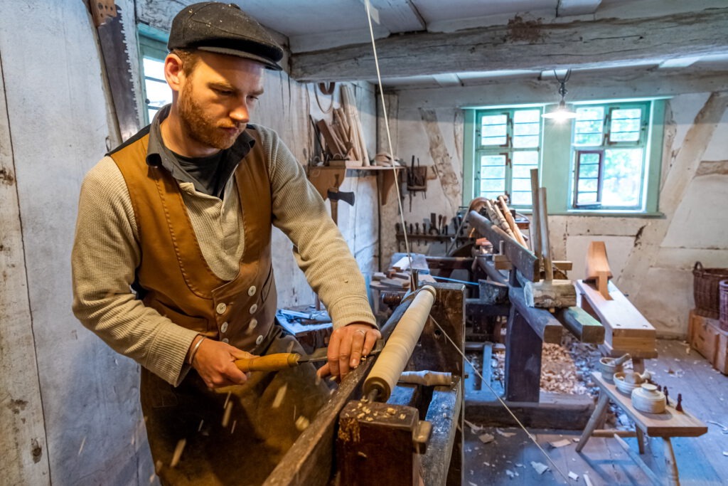 Wie rahmt man ein Bild eigentlich in einen Holzrahmen? Das erfahren die Besucherinnen und Besucher im Haus aus Ruppenrod am Wochenende des 13. und 14. Septembers. Foto: Hans-Theo Gerhards/LVR-Freilichtmuseum Kommern/pp/Agentur ProfiPress