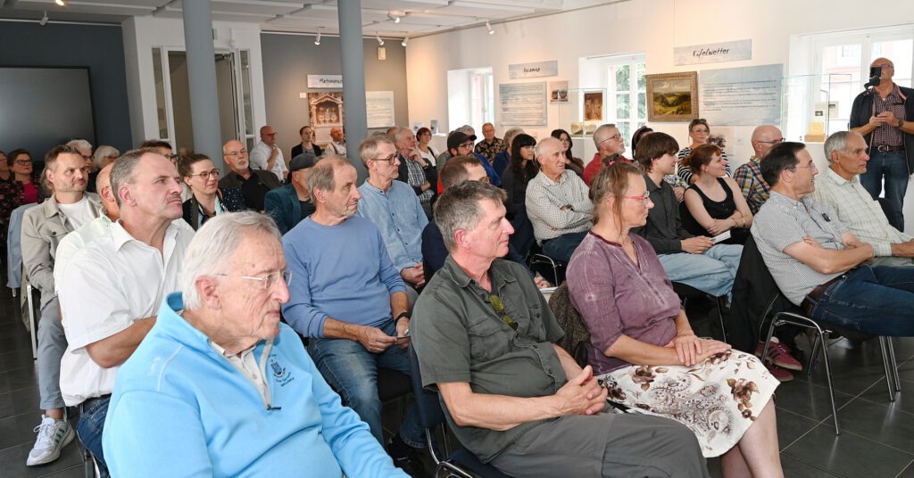 Unter nachmittäglicher Spätsommersonne versammelte sich am Montag im Eifelmuseum Blankenheim vor historischer Kulisse ein ebenso interessiertes wie nachdenkliches Publikum zu einer Podiumsdiskussion zum Auftakt der Kampagne „Erinnern und Engagieren vor Ort“. Foto: Manfred Lang/pp/Agentur ProfiPress