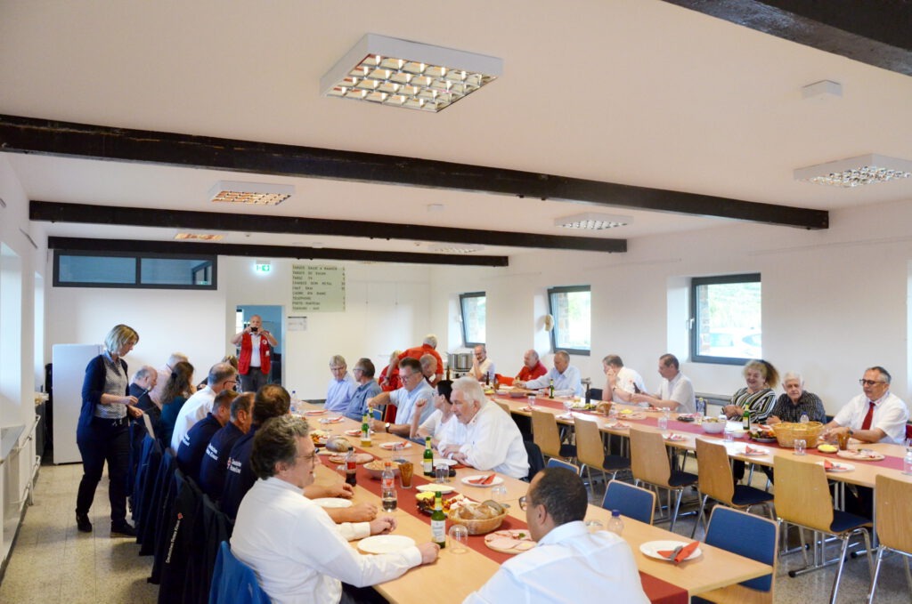 Das gemeinsame Abendessen am Samstagabend stand im Zeichen des Austauschs über alltägliche Dinge oder über die Arbeit im Namen der Menschlichkeit. Foto: Jakob Seibel/pp/Agentur ProfiPress
