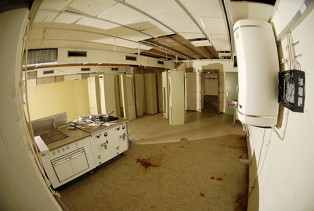Mit dem Extremweitwinkelobjektiv („Fisheye“) Blick in die Küche der Satzveyer Atombunkeranlage. Archivfoto: pp/Agentur ProfiPress
