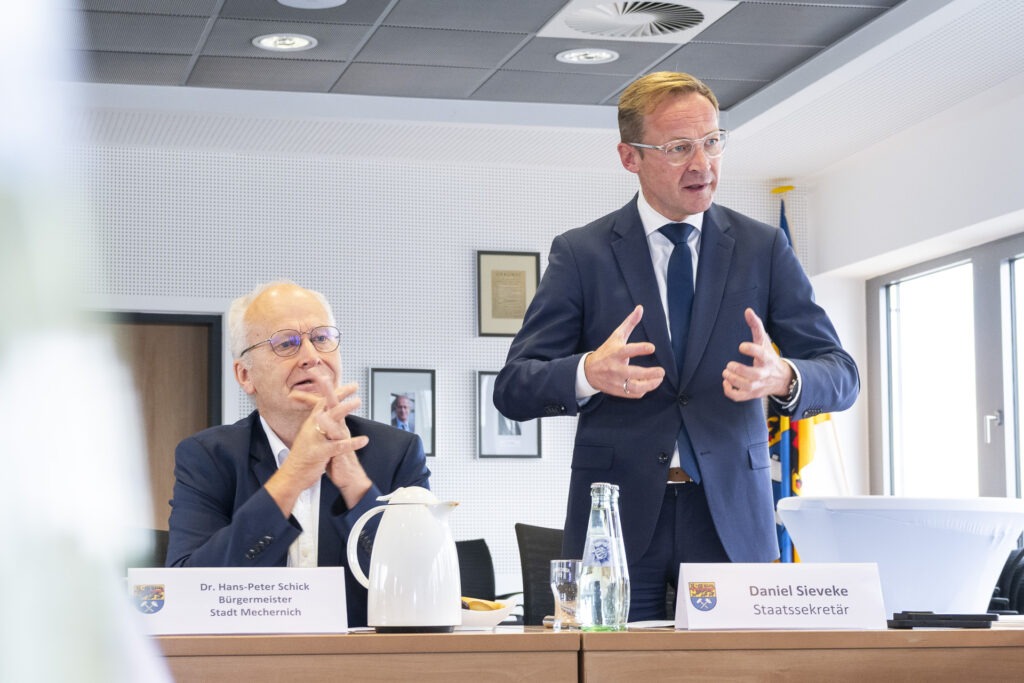 Gestenreich beantwortete Staatssekretär Daniel Sieveke die Fragen der Vertreter aus Rat und Verwaltung. Foto: Ronald Larmann/pp/Agentur ProfiPress