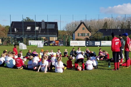 Trainieren wie in der Bundesliga: beim Fußballcamp des 1. FC Köln können Jungs und Mädels von sechs bis 14 Jahren ihre Faszination für Fußball voll ausleben. Foto: SG Rotbachtal/Strempt/pp/Agentur Profipress