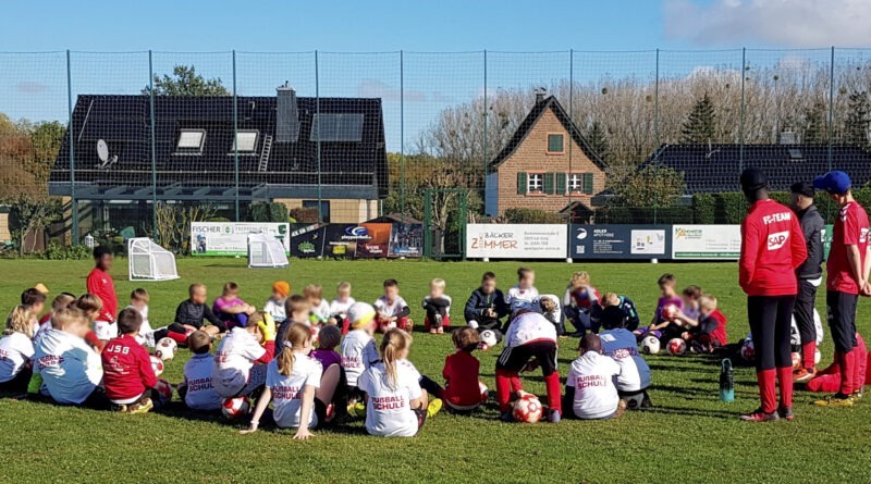 Trainieren wie in der Bundesliga: beim Fußballcamp des 1. FC Köln können Jungs und Mädels von sechs bis 14 Jahren ihre Faszination für Fußball voll ausleben. Foto: SG Rotbachtal/Strempt/pp/Agentur Profipress