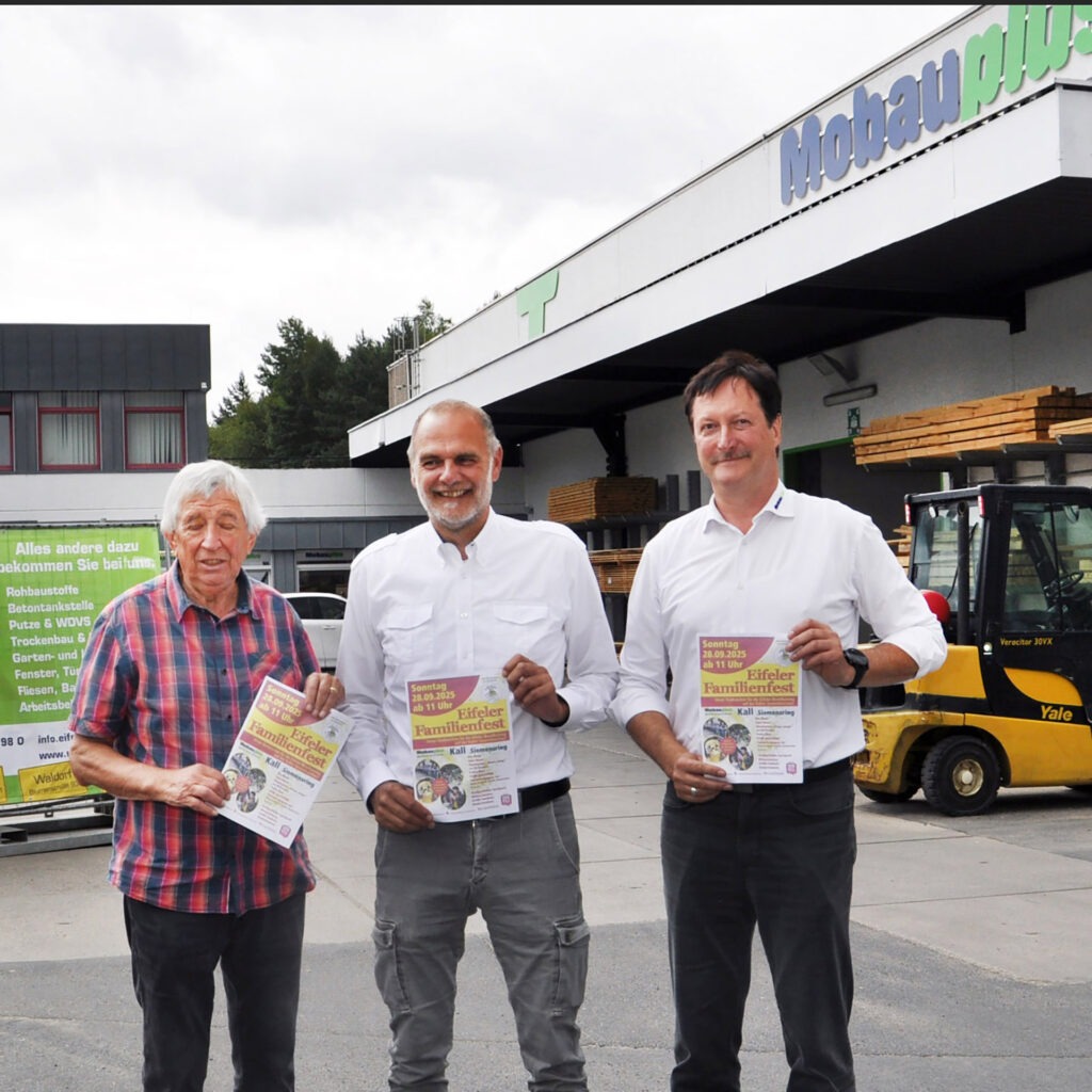 Stellten das Programm des Familientages der Hilfsgruppe Eifel auf dem Gelände des Mobau-Bauzentrums am 28. September vor: (v. l.) Willi Greuel, Jürgen Finke und Uwe Phillips. Foto: Reiner Züll/pp/Agentur ProfiPress