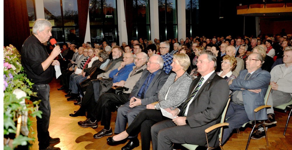 Vernetzt und auf alle Bühnen zu Hause: Hilfsgruppenchef Willi Greuel bedankt sich beim Polizeiorchester NRW nach einem Benefizgastspiel in der Kur- und Stadthalle Gemünd. Archivfoto: Reiner Züll/pp/Agentur ProfiPress