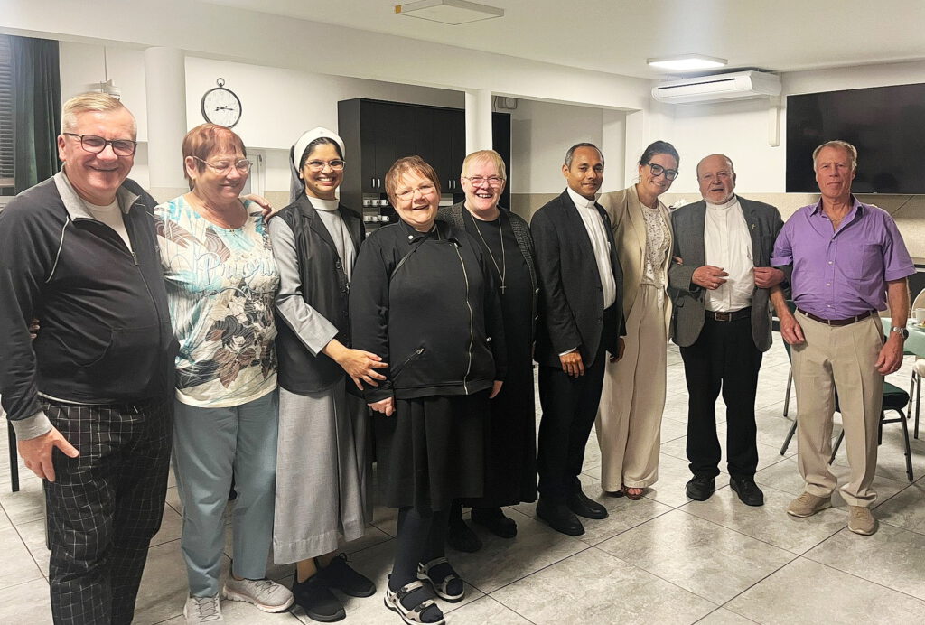 Gruppenbild mit Damen (v.l.): Dr. Piotr Malinowski, Angelika Juwick, Schwester Tessina, Schwester Theresia, Schwester Lidwina, Generalsuperior Father Jaison Thazhathil, die Übersetzerin Emilia Leszkowska, der stellvertretende Generalsuperior Diakon Manfred Lang und Gottfried Völl. Foto: Privat/pp/Agentur ProfiPress