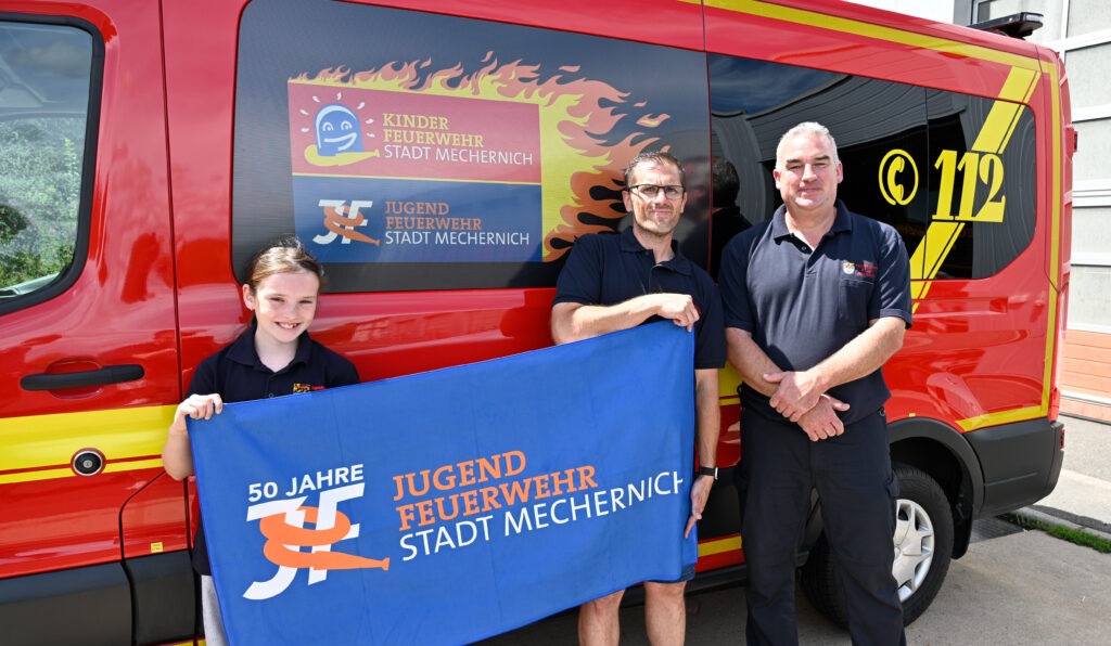 Stellten anlässlich des Brunnenfestes die Arbeit der Mechernicher Kinder- und Jugendfeuerwehren vor: (v. r.) Feuerwehrchef Jens Schreiber, Stadtjugendfeuerwehrwart und Betreuer Ingo Esser sowie seine Tochter Lena, die dort selbst aktiv ist. Archivbild: Henri Grüger/pp/Agentur ProfiPress