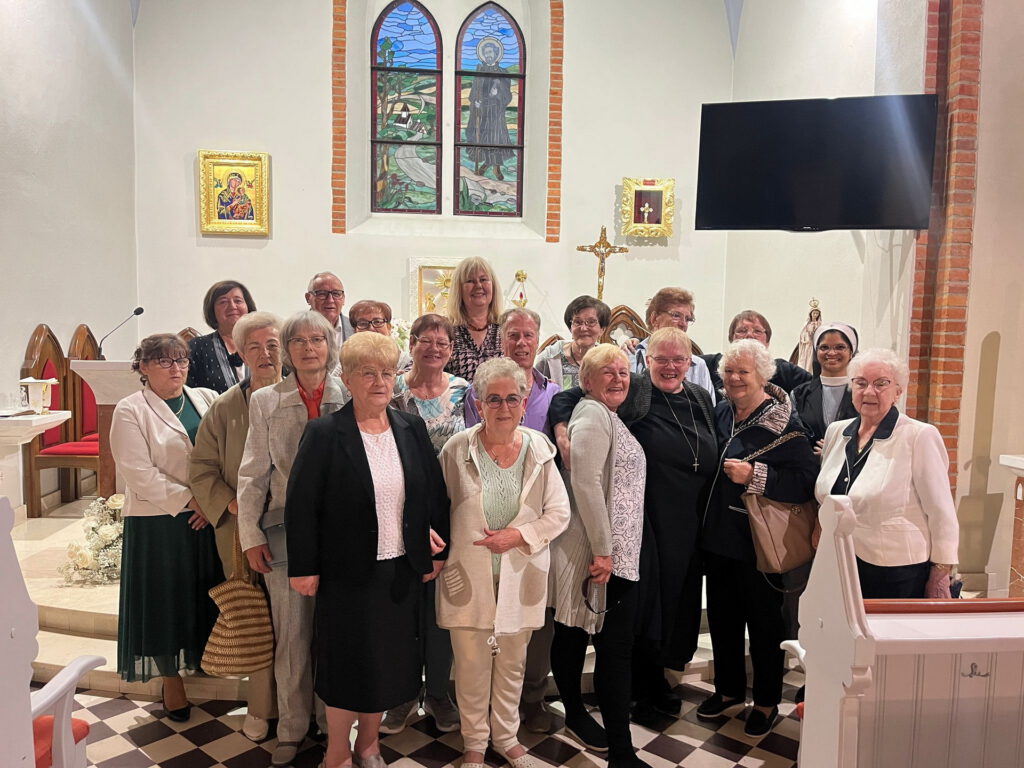 Gruppenbild in der Kirche St. Andreas Bobola in Swarozyn: Die Teilnehmerinnen aus Mechernichs Partnerstadt Skarszewy mit den Mechernicher Schwestern Tessina, Theresia und Lidwina sowie Gottfried Völl und Angelika Juwick (m.) Foto: Emilia Leszkowska/pp/Agentur ProfiPress