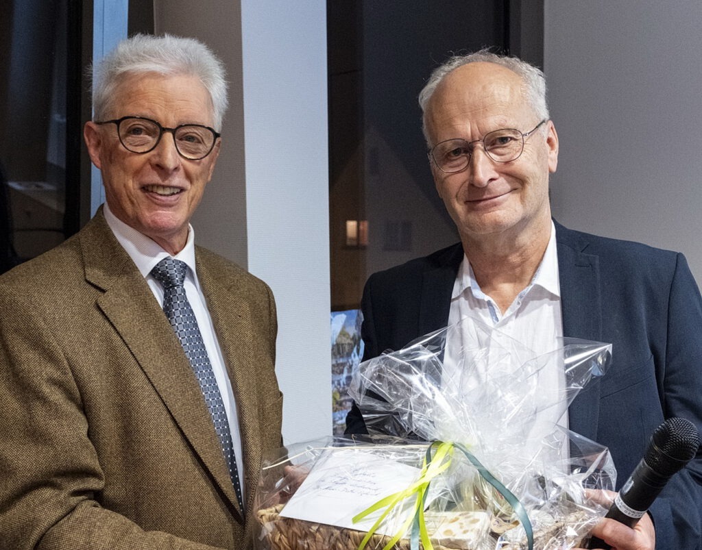 Johannes Ley (l.) hielt große Stücke auf den ersten Stadtdirektor Helmut Rosen – und noch größere auf Bürgermeister Dr. Hans-Peter Schick, der die Kommune erst zur Stadt gemacht habe. Foto: Ronald Larmann/pp/Agentur ProfiPress