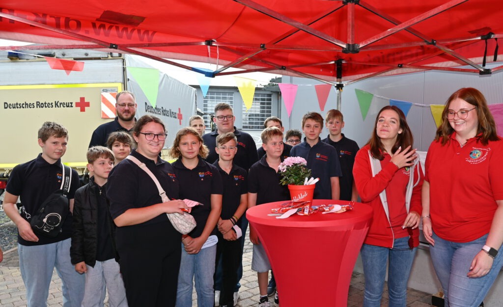 Zu den frühesten Gästen im Rotkreuzzentrum Mechernich zählte die Jugendfeuerwehr Mechernich, angeführt von Jugendfeuerwehrwart Heiko Söhnchen und dem stellvertretenden Wehrleiter Markus Kurtensiefen. 13 der insgesamt 27 Nachwuchslöschkräfte schauten vorbei