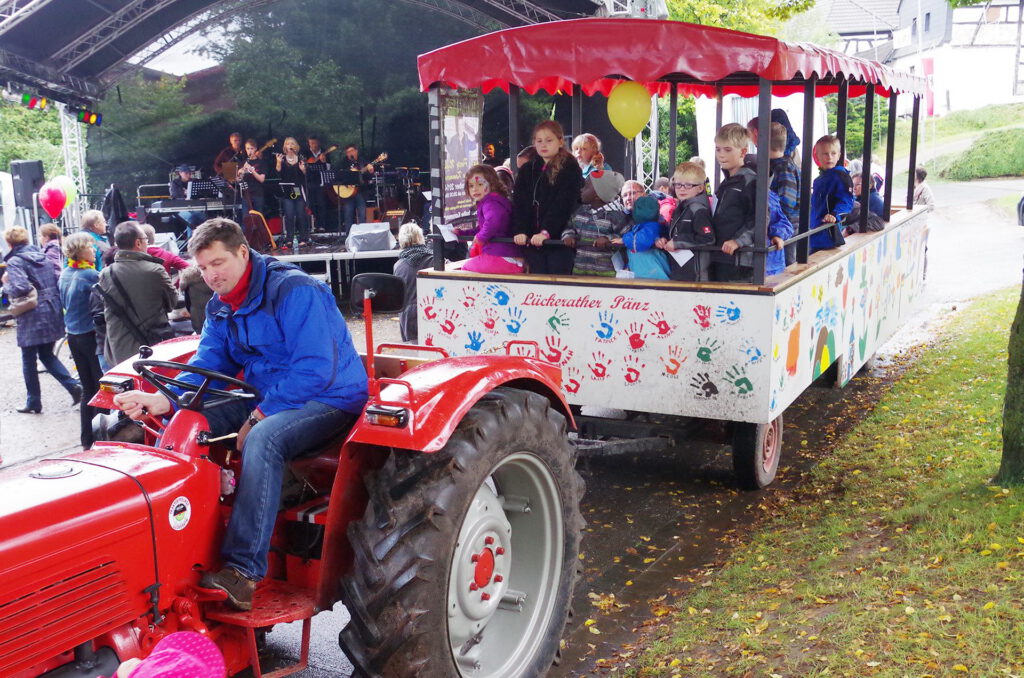 Jahrzehntelang war die vom Traktor gezogene Dorfeisenbahn „Flitsch“, hier mit Lokomotivführer Frank Rang, eine wichtige Attraktion der Lückerather Kinderkirmes. Archivfoto: pp/Agentur ProfiPress