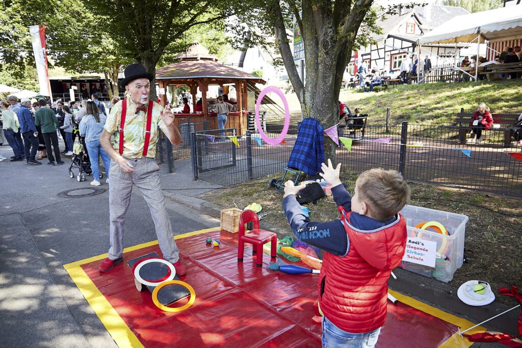 Mit Ringen jonglieren und Spaß haben? Kein Problem bei der Lückerather Kinderkirmes, die am Sonntag, 21. September, von 11 bis 18 Uhr beste Unterhaltung für kleine und große Besucher bietet. Foto: Stephan Everling/pp/Agentur ProfiPress