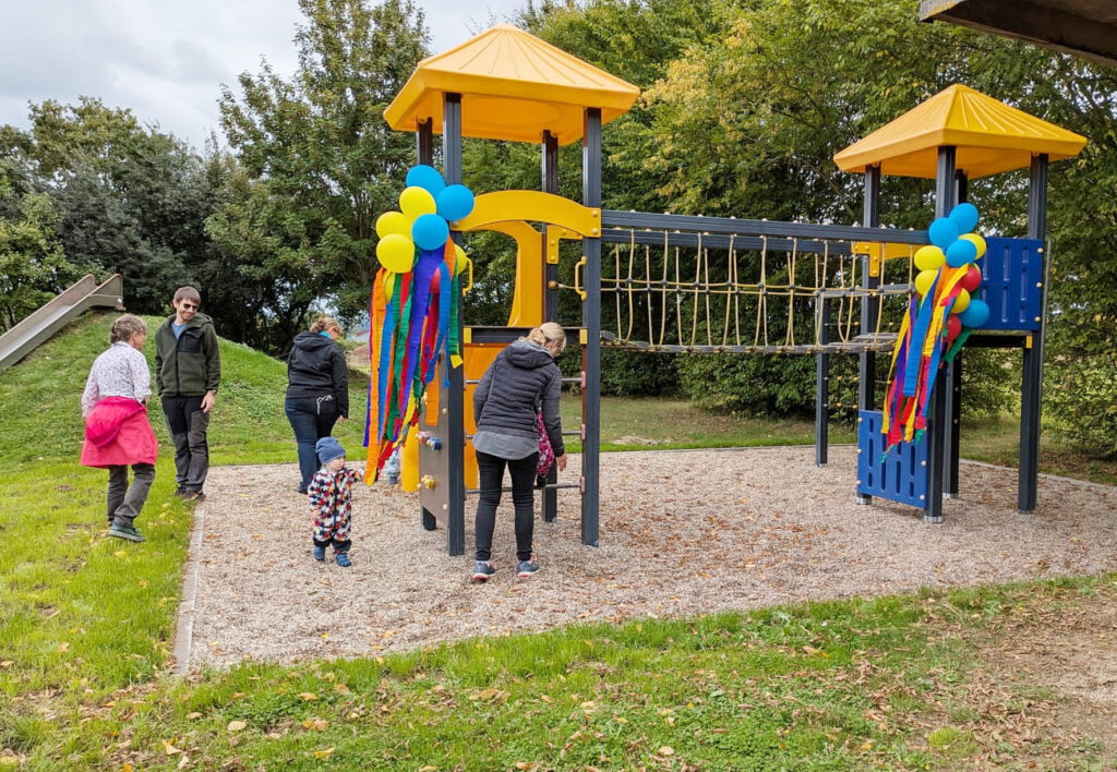 Kinder erobern das neue, zur Einweihung mit Luftballons verzierte Klettergerüst auf dem Holzheimer Mehrgenerationenplatz. Foto: Margret Nießen/pp/Agentur ProfiPress