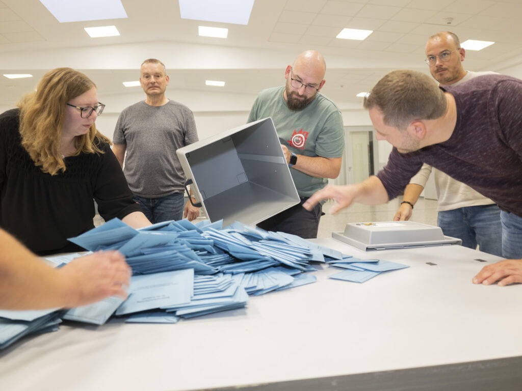 In der Mechernicher Barbaraschule schüttet Wahlvorstand Kai Binder die Urne mit den Stimmzetteln der Briefwähler aus. Dank der engagierten Wahlhelfer lief der Wahlabend in Mechernich reibungslos ab. Foto: Ronald Larmann/pp/Agentur ProfiPress