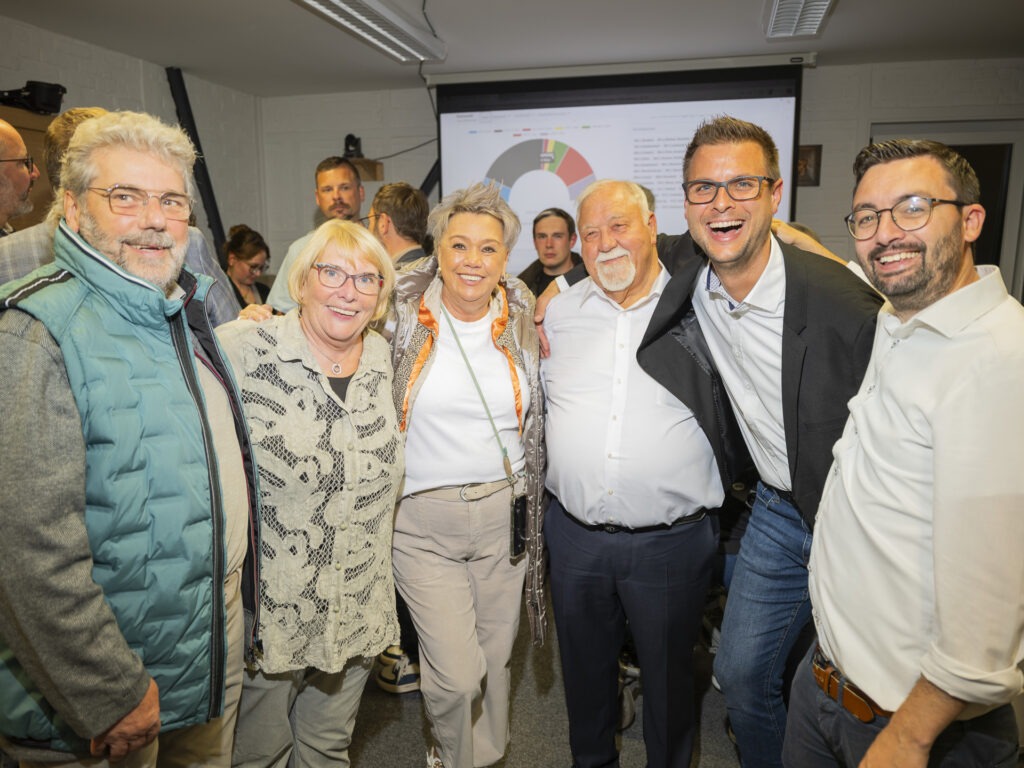 Beste Stimmung auch bei der Wahlparty der CDU: Mit Michael Fingel freuten sich unter anderem Parteichef Michael Averbeck (r.) und Fraktionschef Peter Kronenberg (3.v.r.). Foto: Ronald Larmann/pp/Agentur ProfiPress