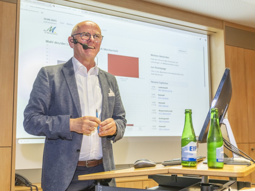 Dezernent Ralf Claßen moderierte den Wahlinfoabend im Mechernicher Ratssaal. Er konnte sich zudem über den Einzug in den Kreistag freuen. Foto: Ronald Larmann/pp/Agentur ProfiPress