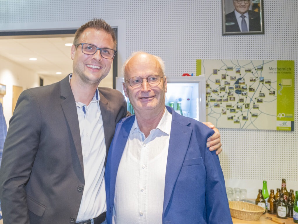 Der alte und der neue Bürgermeister: Dr. Hans-Peter Schick (r.) gratulierte seinem Nachfolger mit den Worten: „Jung, dat häs de jot jemaht.“ Schick selbst wird in den Kreistag einziehen. Foto: Ronald Larmann/pp/Agentur ProfiPress