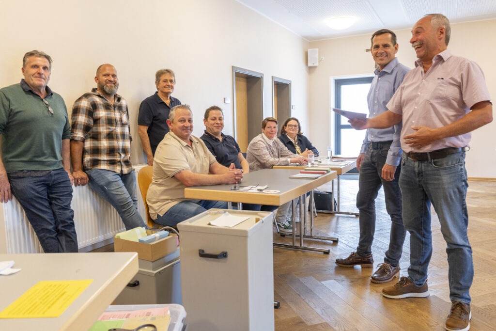 Gute Laune herrschte auch im Wachendorfer Wahllokal. Dort freute sich das Team über eine hohe Wahlbeteiligung im Ort. Foto: Ronald Larmann/pp/Agentur ProfiPress