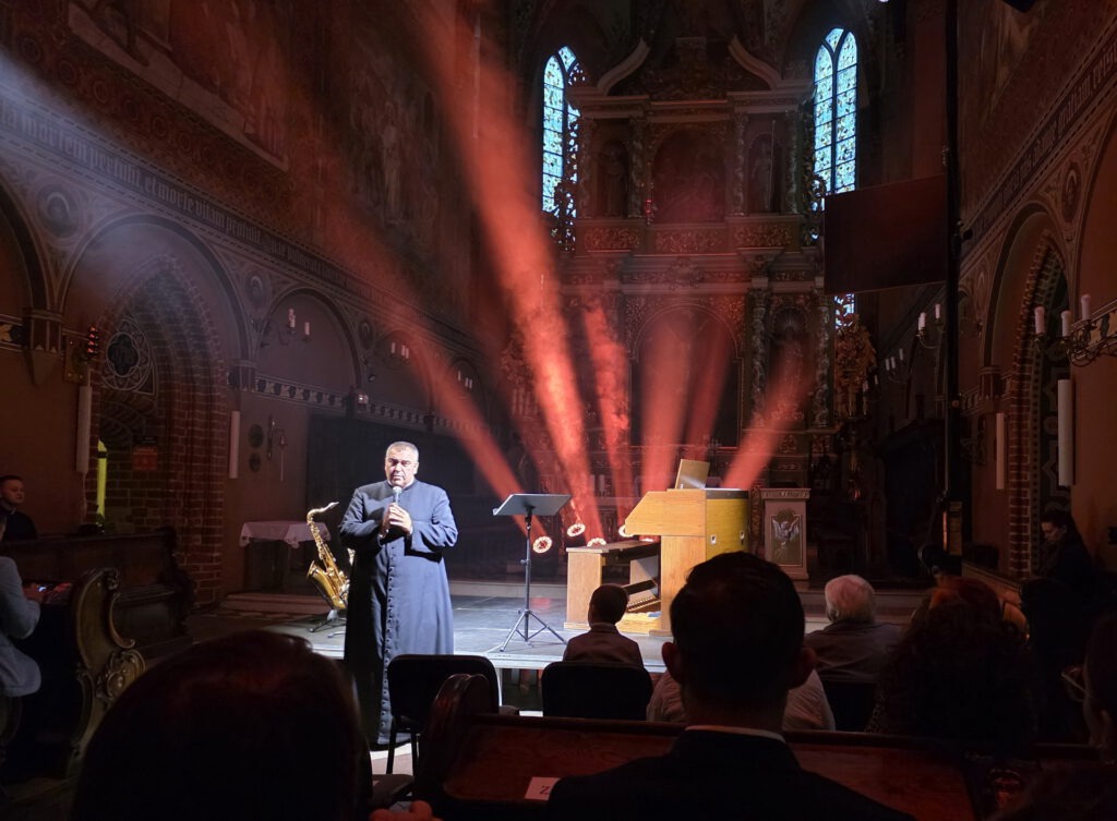 Communio-Priester Lukasz Katny sagt am Sonntagabend in „seiner“ Heilig-Kreuz-Kirche in Tczew ein fulminantes, avantgardistisches Konzert unter dem Titel „Fusion of Sounds“ für Orgel und Saxophon an. Foto: Manfred Lang/pp/Agentur ProfiPress