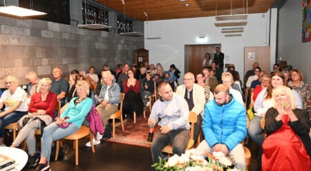 Ralf Kramp erfreute seine Zuhörer unter anderem mit einer grotesken Neuauflage eines Märchens „Rotkäppchen“, um dessen Urheberschaft er es sogar auf einen Rechtsstreit mit den Gebrüdern Grimm ankommen ließe. Foto: Manfred Lang/pp/Agentur ProfiPress

